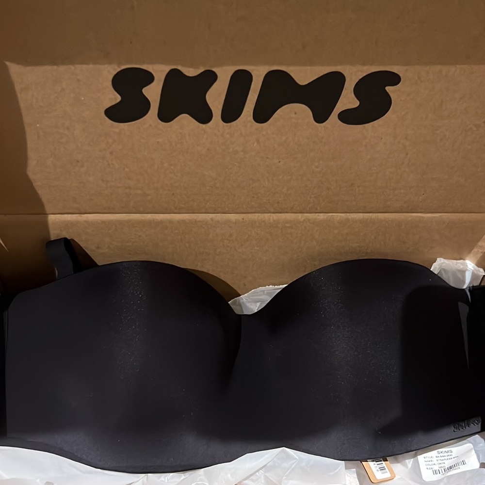 Skims Wireless Form Strapless bra